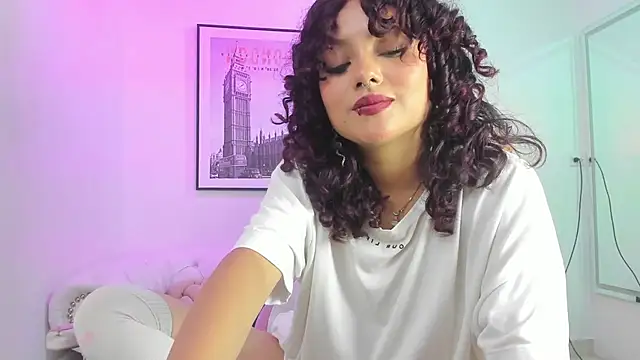 Snapshot of Theia_moon chatting on 02-28-25, 03:48 Theia moon online show from 02-28-25, 03:48