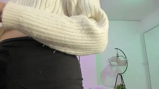 Snapshot of Theia_moon chatting on 03-06-25, 12:41 Theia moon online show from 03-06-25, 12:41