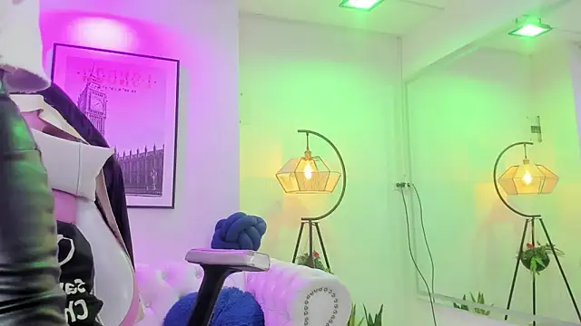 Snapshot of Theia_moon chatting on 03-12-25, 12:47 Theia moon online show from 03-12-25, 12:47