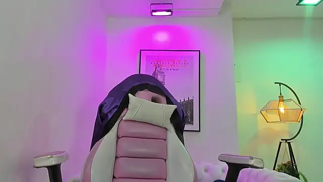 Snapshot of Theia_moon chatting on 03-19-25, 12:45 Theia moon online show from 03-19-25, 12:45