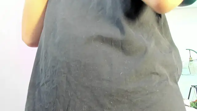 Snapshot of Theia_moon chatting on 03-20-25, 01:04 Theia moon online show from 03-20-25, 01:04