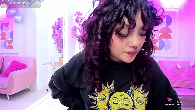 Snapshot of Theia_moon chatting on 09-14-25, 05:28 Theia moon online show from 09-14-25, 05:28