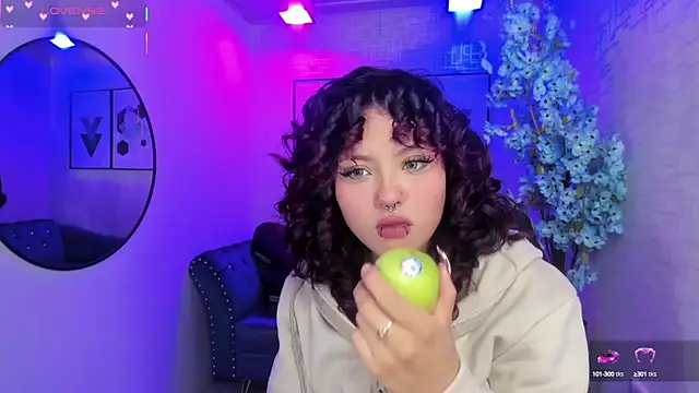 Snapshot of Theia_moon chatting on 09-17-25, 01:02 Theia moon online show from 09-17-25, 01:02