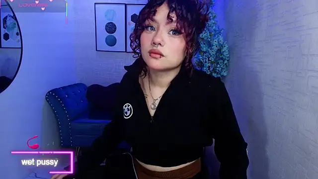 Snapshot of Theia_moon chatting on 10-04-25, 01:31 Theia moon online show from 10-04-25, 01:31
