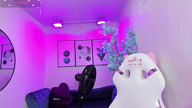 Snapshot of Theia_moon chatting on 02-23-26, 12:35 Theia moon online show from 02-23-26, 12:35