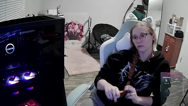 LilyFoxxx online show from 12-17-25, 06:08