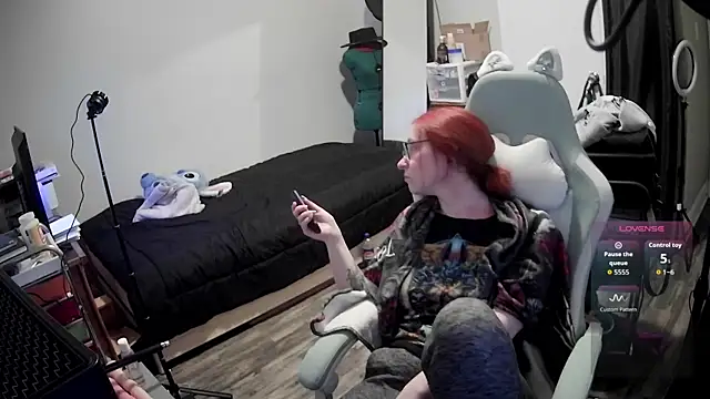 LilyFoxxx online show from 03-27-26, 05:46