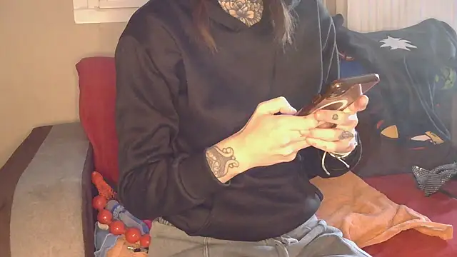 Snapshot of liloucamchaudee chatting on 12-05-25, 08:23 liloucamchaudee online show from 12-05-25, 08:23