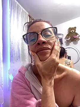 Snapshot of Goddess-Love- chatting on 09-24-25, 09:23 Goddess-Love- online show from 09-24-25, 09:23