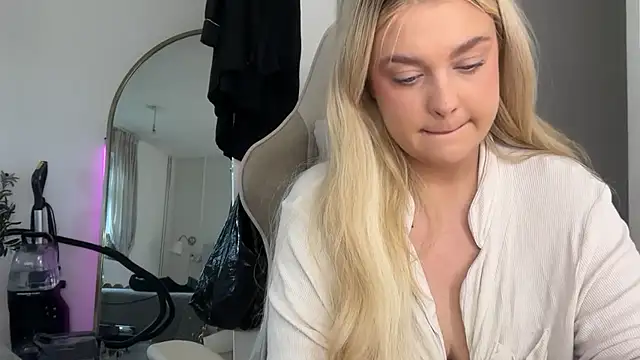 Snapshot of blairbella chatting on 01-19-26, 11:03 blairbella online show from 01-19-26, 11:03