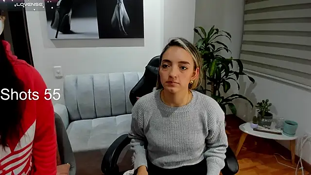 Snapshot of Emmy_petit chatting on 03-11-25, 01:26 Emmy petit online show from 03-11-25, 01:26