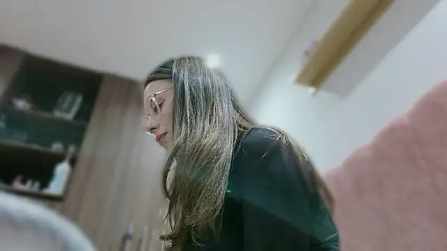 Snapshot of Emmy_petit chatting on 10-16-25, 02:12 Emmy petit online show from 10-16-25, 02:12