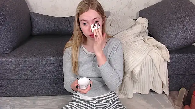 sofiaa here online show from 05-21-26, 12:06