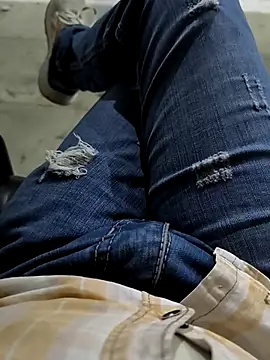 Snapshot of faaseel chatting on 10-13-25, 10:26 faaseel online show from 10-13-25, 10:26