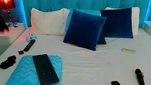 Snapshot of LauraMirage chatting on 01-17-25, 12:10 LauraMirage online show from 01-17-25, 12:10