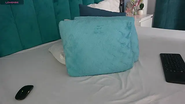 Snapshot of LauraMirage chatting on 03-05-25, 10:00 LauraMirage online show from 03-05-25, 10:00