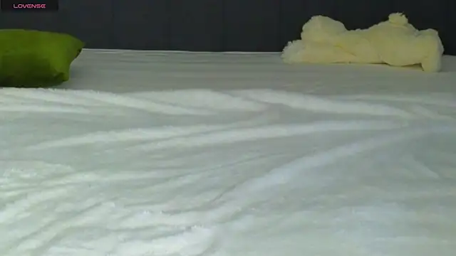 Snapshot of LauraMirage chatting on 09-17-25, 07:21 LauraMirage online show from 09-17-25, 07:21