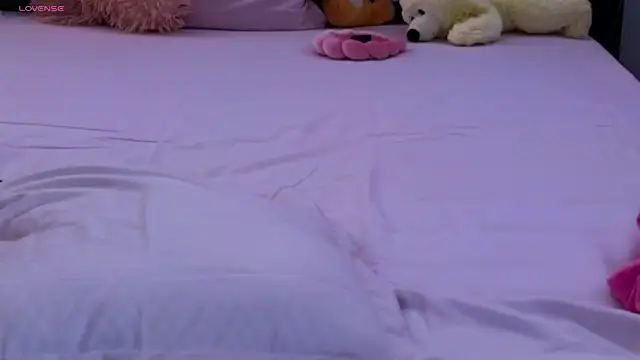 Snapshot of LauraMirage chatting on 10-07-25, 07:49 LauraMirage online show from 10-07-25, 07:49