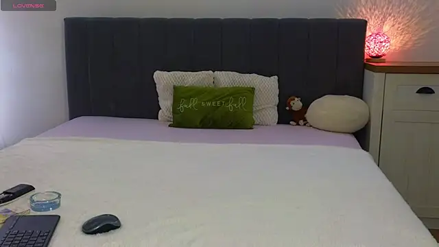 Snapshot of LauraMirage chatting on 11-13-25, 08:24 LauraMirage online show from 11-13-25, 08:24