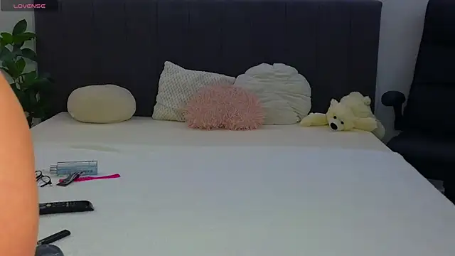 Snapshot of LauraMirage chatting on 11-27-25, 09:00 LauraMirage online show from 11-27-25, 09:00