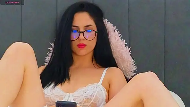 Snapshot of LauraMirage chatting on 11-28-25, 08:44 LauraMirage online show from 11-28-25, 08:44