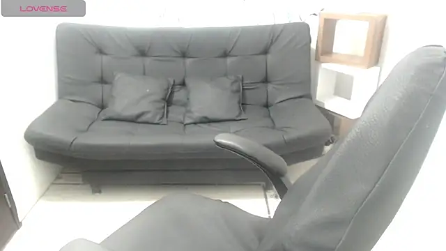 lulu 25  online show from 04-21-26, 08:34