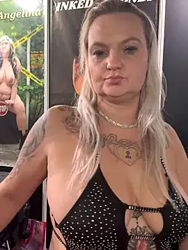 Snapshot of Inked_blondi chatting on 09-25-25, 03:38 Inked blondi online show from 09-25-25, 03:38