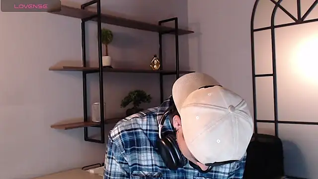 Snapshot of MattiDeLuca chatting on 12-15-24, 11:34 MattiDeLuca online show from 12-15-24, 11:34