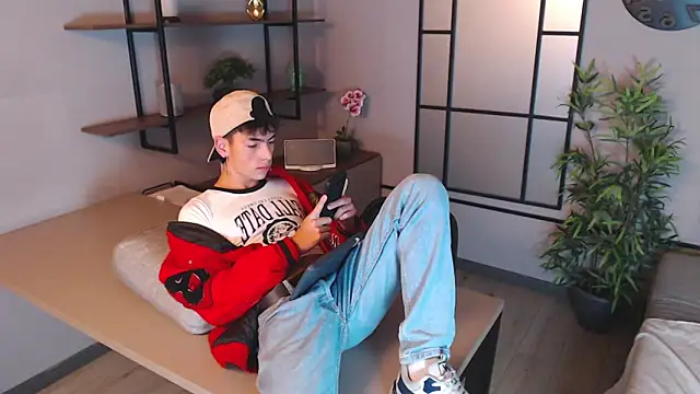 Snapshot of MattiDeLuca chatting on 12-17-24, 11:28 MattiDeLuca online show from 12-17-24, 11:28