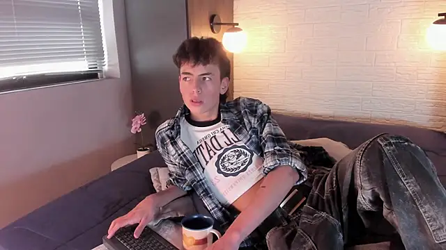 Snapshot of MattiDeLuca chatting on 12-23-24, 05:43 MattiDeLuca online show from 12-23-24, 05:43