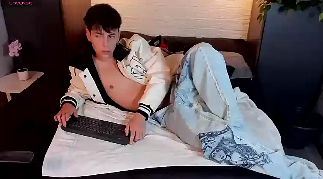 Snapshot of MattiDeLuca chatting on 12-31-24, 05:29 MattiDeLuca online show from 12-31-24, 05:29