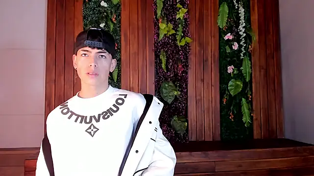 Snapshot of MattiDeLuca chatting on 01-15-25, 11:32 MattiDeLuca online show from 01-15-25, 11:32