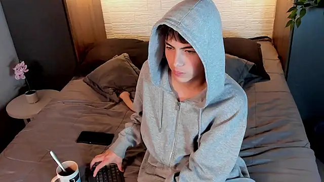 Snapshot of MattiDeLuca chatting on 01-16-25, 02:08 MattiDeLuca online show from 01-16-25, 02:08