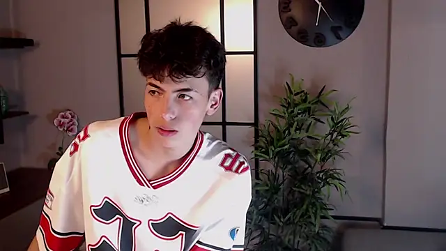 Snapshot of MattiDeLuca chatting on 01-22-25, 06:31 MattiDeLuca online show from 01-22-25, 06:31