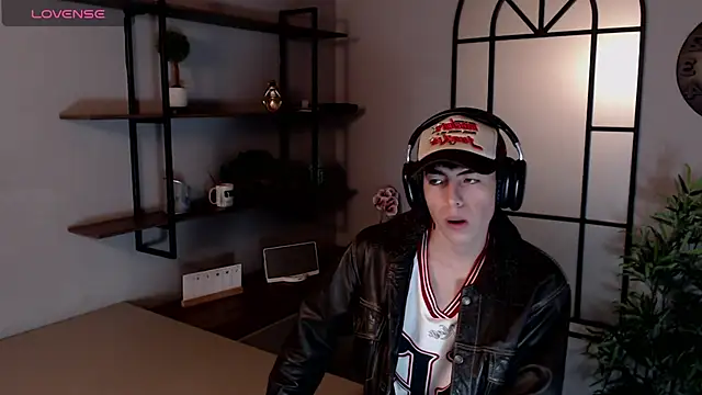 Snapshot of MattiDeLuca chatting on 01-25-25, 11:23 MattiDeLuca online show from 01-25-25, 11:23