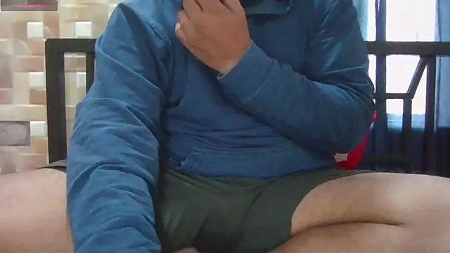 Snapshot of Uncut_daddy247 chatting on 12-18-25, 06:41 Uncut daddy247 online show from 12-18-25, 06:41