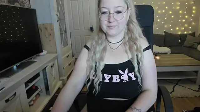 Lillyloo  online show from 10-06-25, 03:48