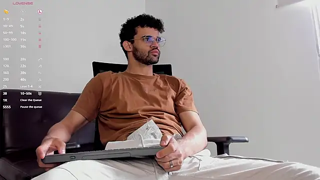 Snapshot of andrewChris_ chatting on 10-28-25, 02:31 andrewChris  online show from 10-28-25, 02:31