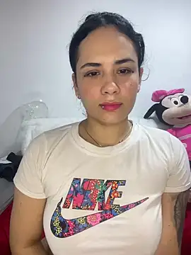 Snapshot of Leyna_Kenet chatting on 12-12-24, 01:32 Leyna Kenet online show from 12-12-24, 01:32