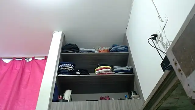 nicolle milf1978 online show from 04-17-26, 10:35