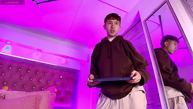 Noah Xitruxx online show from 11-17-25, 01:06