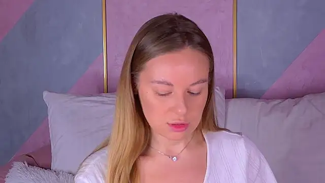 BeatriceEsmont online show from 10-30-25, 07:25