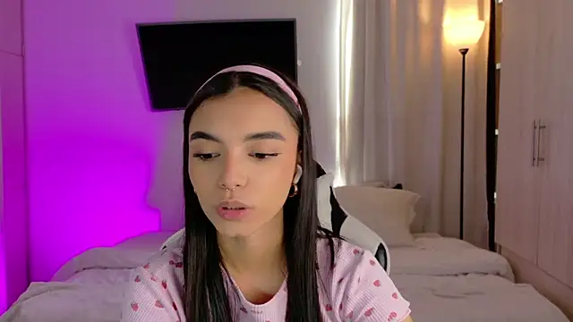 Snapshot of AnabelWolf chatting on 09-27-25, 04:45 AnabelWolf online show from 09-27-25, 04:45