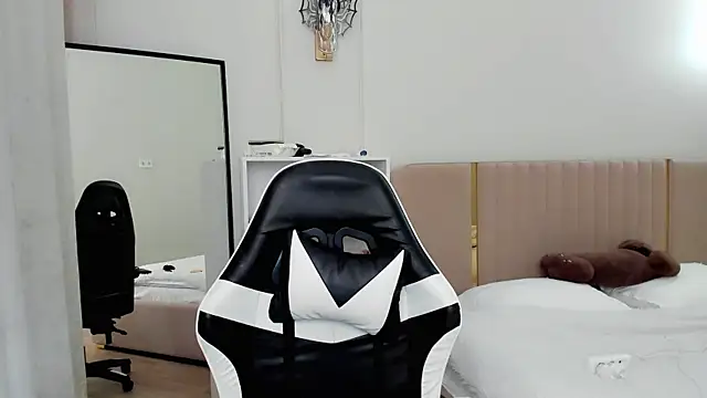 may mia online show from 11-12-25, 03:40