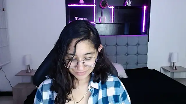 Lili Gomez  online show from 01-25-25, 02:58