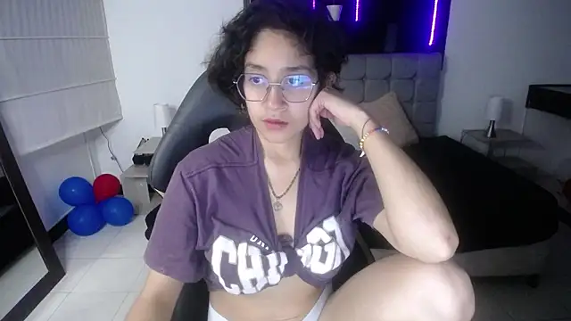 Lili Gomez  online show from 03-06-25, 01:46