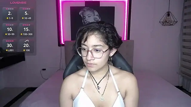 Lili Gomez  online show from 09-25-25, 12:42