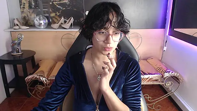 Lili Gomez  online show from 10-25-25, 02:02