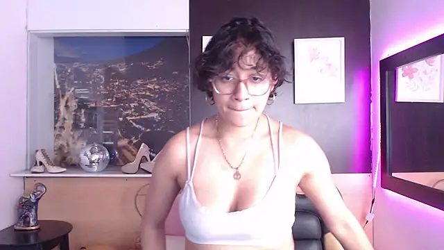Lili Gomez  online show from 10-29-25, 02:30