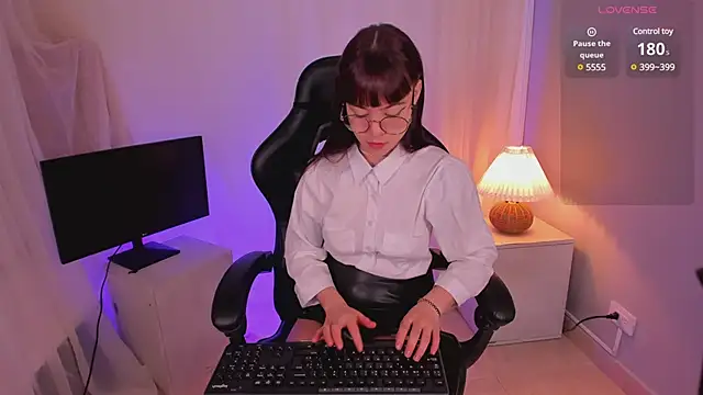 Lia Sweett  online show from 03-12-25, 02:45